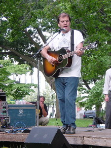 Steve Earle synger mot Bush- og Irak-krigen i Wahsongton D.C. i 2003. (Foto: Wikipedia Commons)