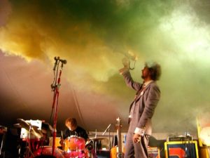 Wayne Coyne, på Flaming Lips-konsert. (Foto: Wikimedia Commons)