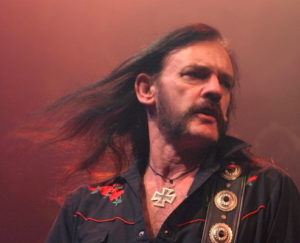 Lemmy i aksjon (Foto: Mark Marek, Wikimedia Commons)