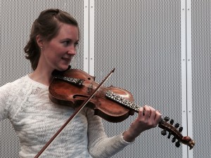 Spellemann-nominerte Laura Ellestad forsker på hva som skjedde med norsk felemusikk da den kom til  USA. (Foto: Leif Gjerstad