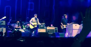 Noel Gallagher spilte et vitalt og energisk sett på Roskilde-festivalen onsdag. (Foto: Leif Gjerstad), i respekt for fortid og