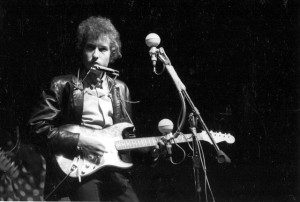 Bob Dylan, fotografert på Newport Folk Festival for 50 år siden. (Foto: Smithsonianmag/Wikimedia Commons)