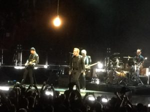 En naken lyspære var eneste staffasje tidlig i U2-konserten i Stockholm. (Foto: Leif Gjerstad)