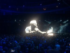 Bono, litt larger than life i Stockholm mandag. (Foto: Leif Gjerstad)
