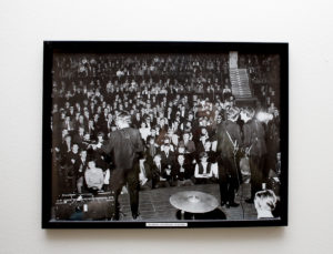  Det historiske bildet av Beatles på scenen i Karlstad er rammet inn på Beatlesrommet på Stadshotellet. (Foto: Kristin Svorte)