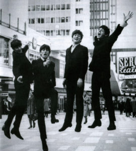 Beatles aller første internasjonale turné var i Sverige oktober 1963. Her jubler de på Hötorget i Stockholm. (Foto: Wikimedia Commons)