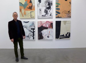 Dag Erik Leversby foran noen av sine bilder som for tida henger i Trafo Kunsthall (Foto: Trafo Kunsthall)