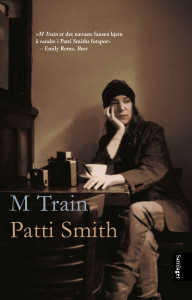 På «M Train» tar Patti Smith leserne med på en både fysisk og mental tidsreise. (Foto: bokomslag, Det Norske Samlaget)