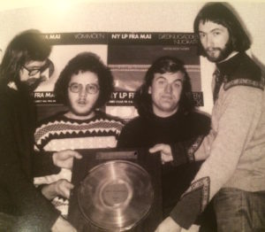 Den aller første LPen plateselskapet MAI ga ut var den aller første LPen til Vømmøl Spellmannslag. Det gikk så bra at gruppa i desember fikk overrakt gullplate for «Vømmøl'n» (Foto: MAI/Universal Music)
