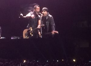 Bruce Springsteen og Steven van Zandt trivdes i hverandres selskap i Barcelona lørdag. (Foto: Leif Gjerstad)