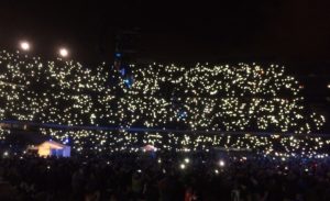 Da Bruce Springsteen spilte «Purple Rain» på Camp Nou ble tribunene til en funklende stjernehimmel. (Foto: Leif Gjerstad)
