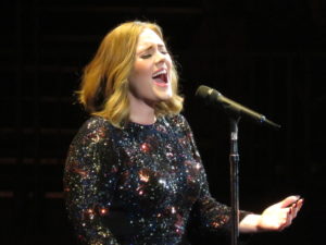 Adeles siste album «25» er fortsatt ikke tilgjengelig på strømmetjenestene. Så er det da heller ikke der pengene ligger. (Foto: Wikipedia)