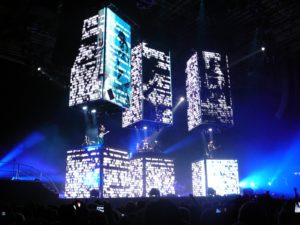 Lørdag spiller Muse i Oslo.. Dette bildet er tatt fra en tidligere turné, i 2011. Store allerede da, tydeligvis. (Foto: Tailgrab.org/Creative Commons)