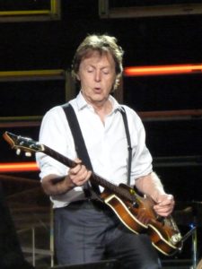 Paul McCartney kunne pensjonert seg for lengst, men trives åpenbart på veien. (Foto: Wikimedia)