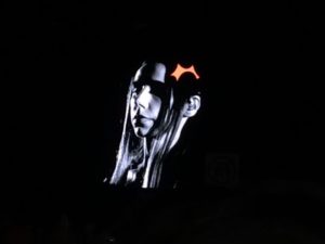 PJ Harveys Roskilde-konsert 2016 vil ganske sikker få klassikerstatus. Her er hun fotografert på scenen i Arena-teltet. (Foto: Hilde Volden)