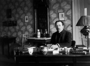 Hjalmar Söderberg ved sitt skrivebord i 1907, fem år før han ga ut «Den allvarsamma leken» (Foto: Stockholm Stadsmuseum/www.stockholmskallan.se)